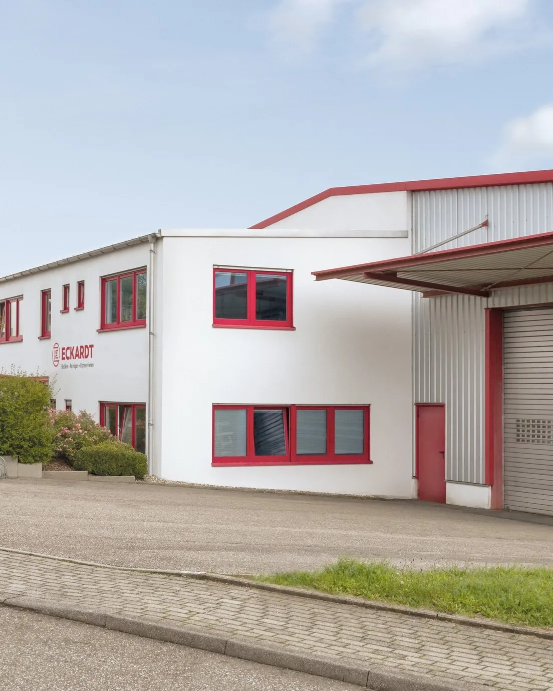 Firmengebäude der Eckardt Systems GmbH in Bretten-Gölshausen mit Büro und Montagehalle.